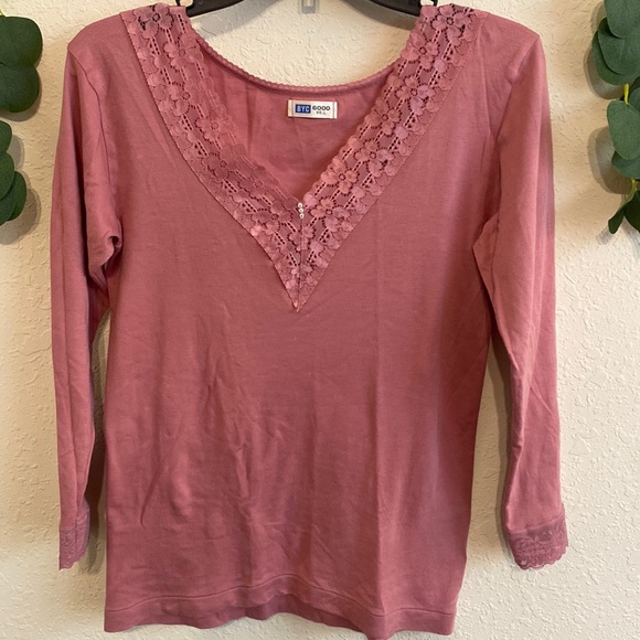 Vintage 00s black lace and dark pink top
